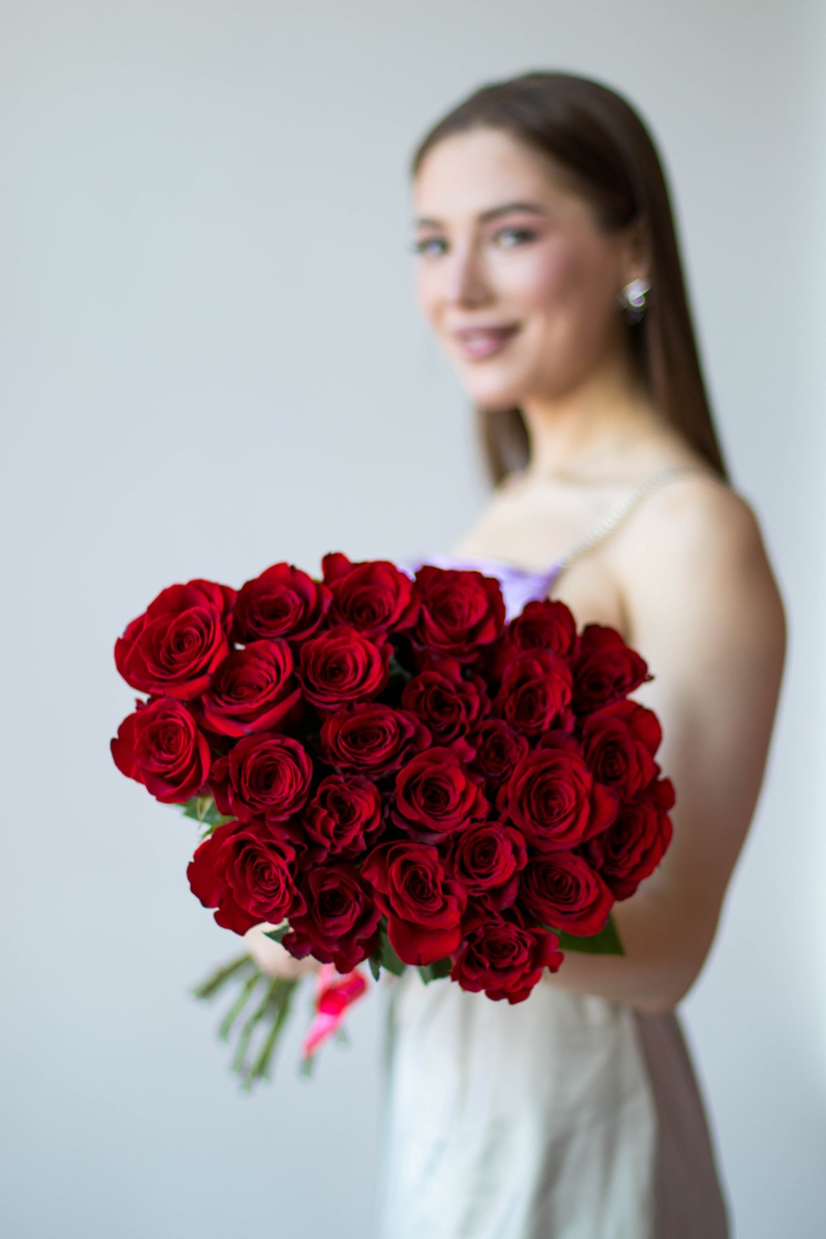 25 бордовых роз