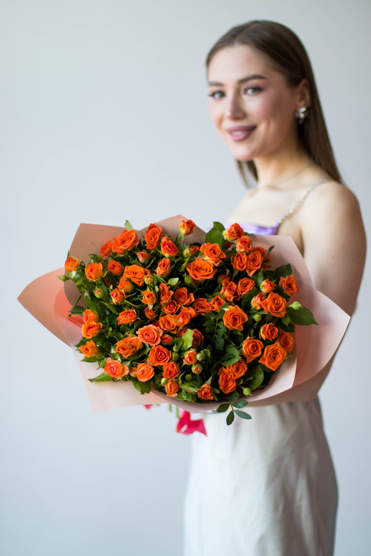 25 кустовых роз оранжевых — другой ракурс