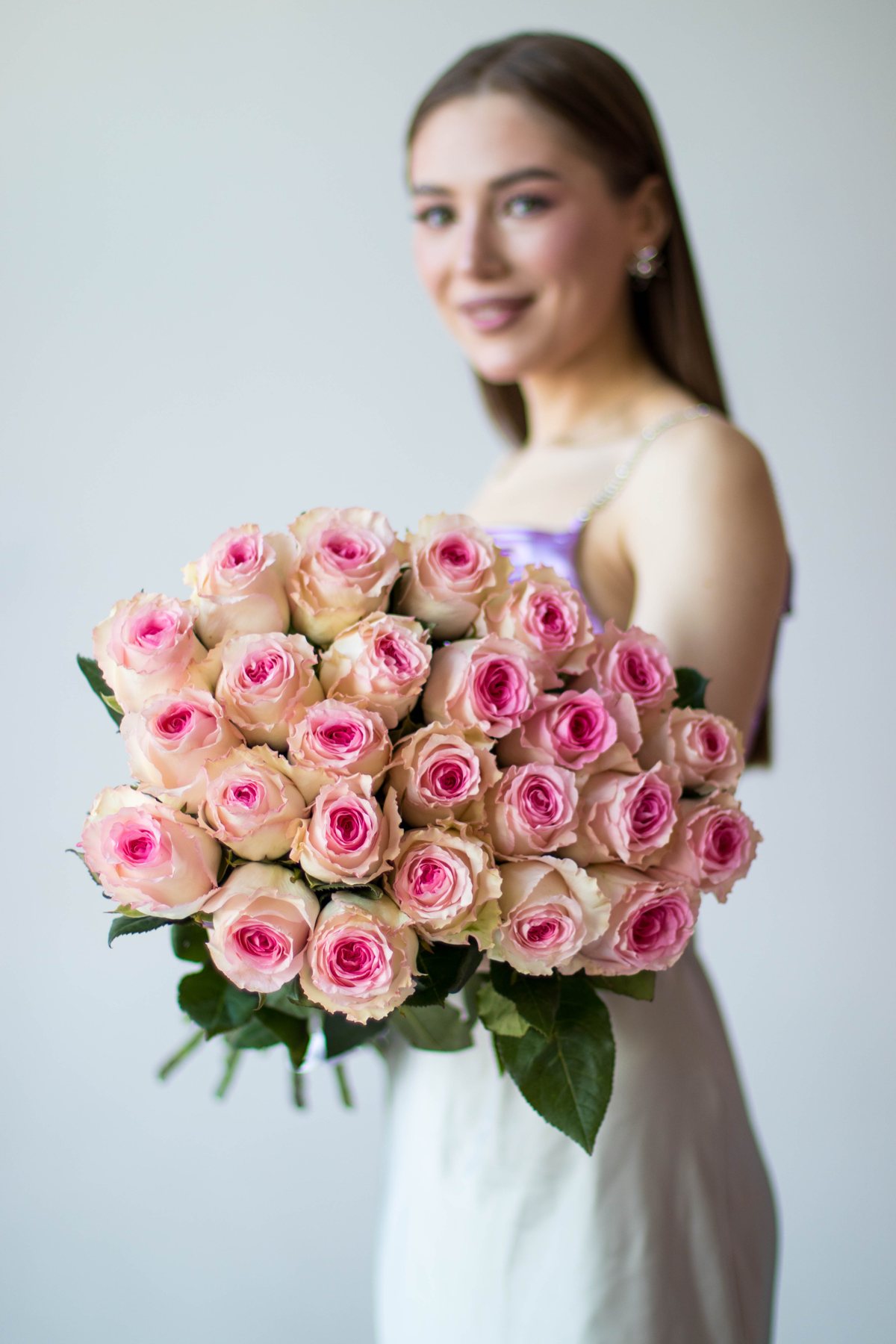 25 розовых роз