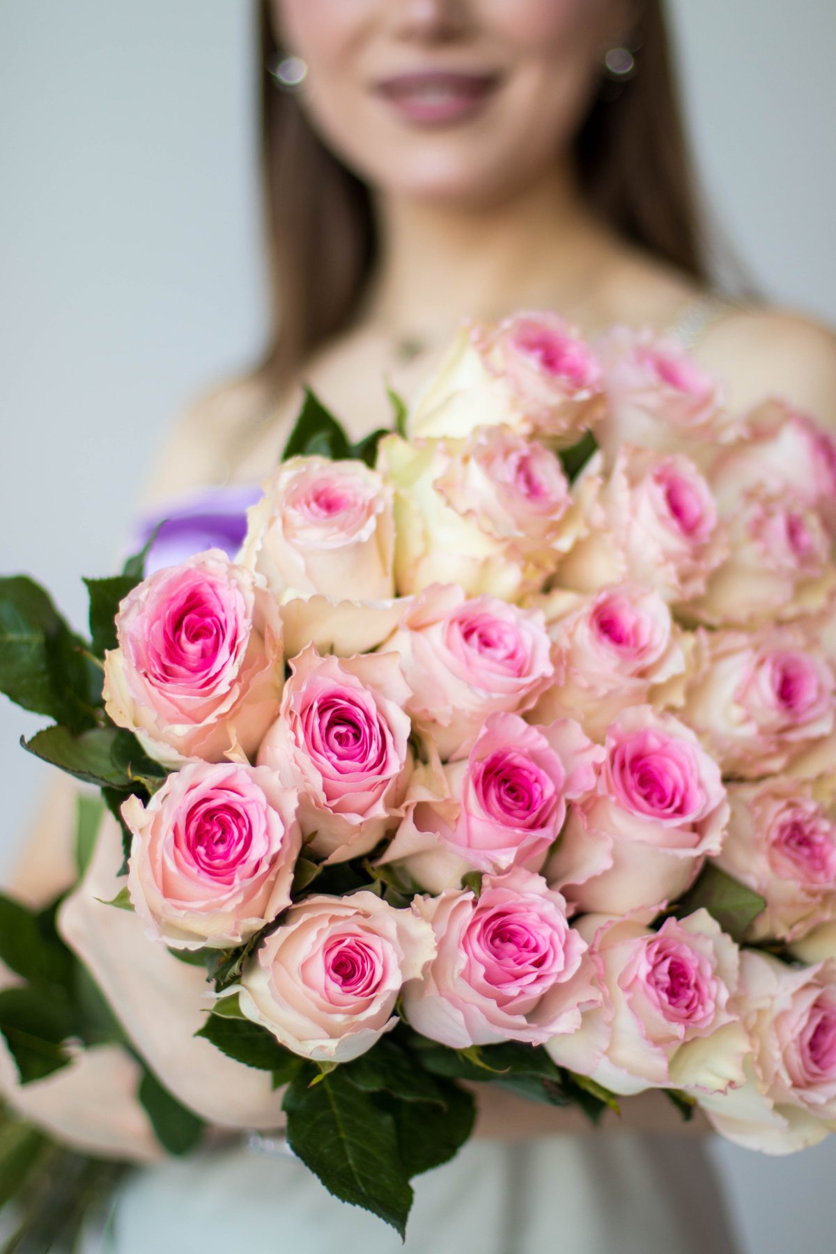 25 розовых роз