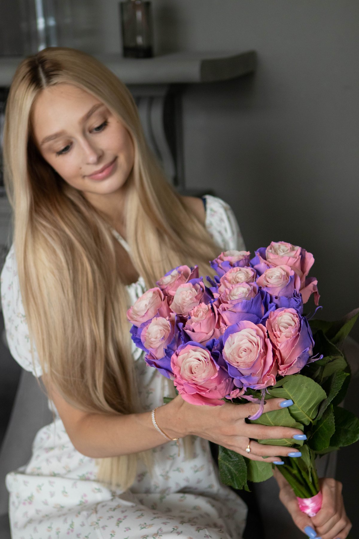 15 радужных роз